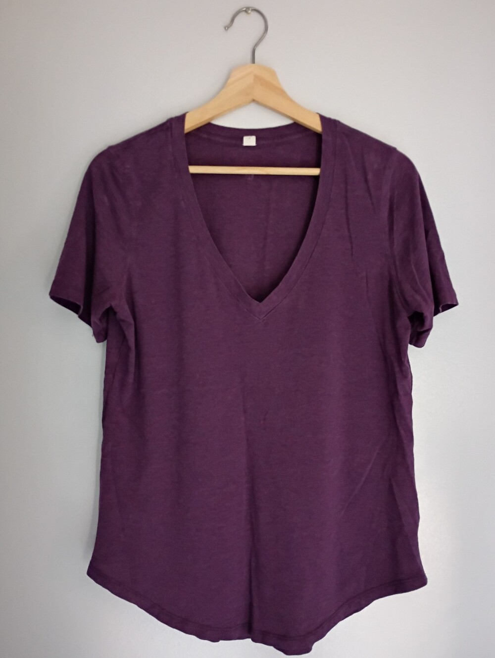 Lululemon Love V Neck Tee Shirt - Lilac Deep Zinfandel - 8 - EUC
